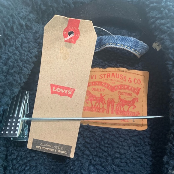 Levi Denim Trucker Jacket with Sherpa Lining - Picture 2 of 6